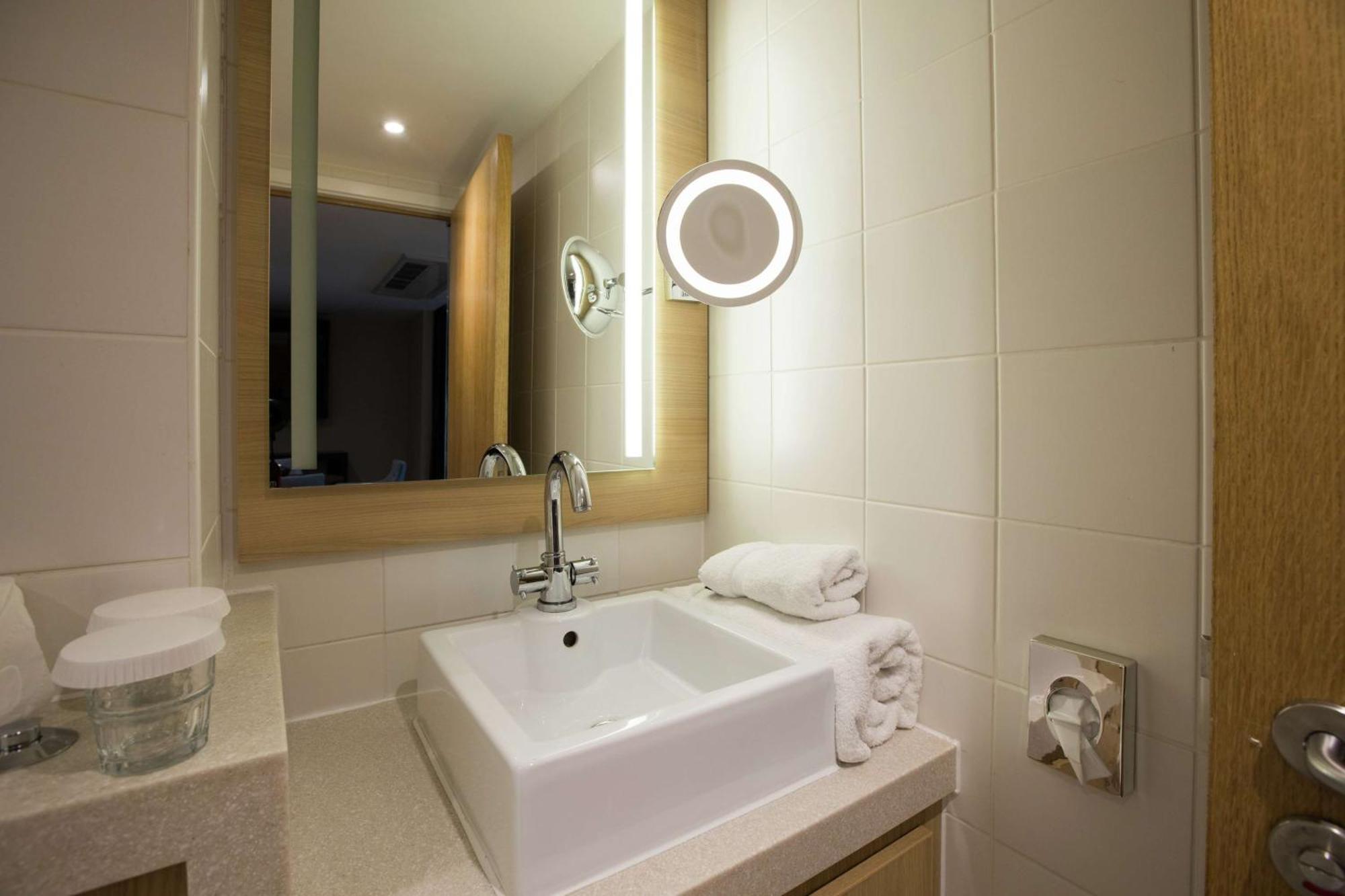 Готель Doubletree By Hilton Coventry Building Society Arena Екстер'єр фото